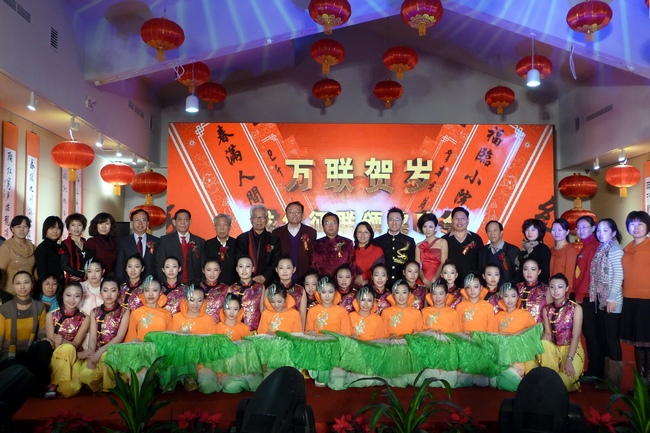 晚會結(jié)束時，中國楹聯(lián)學(xué)會領(lǐng)導(dǎo)和部分演職人員合影 一超攝