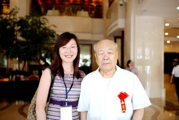 歐陽中石（右）與黃鴻瓊