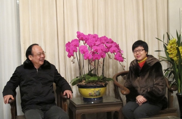 大年將至，劉佑局與老伴難得在剛剛擺設(shè)好的蝴蝶蘭邊留個(gè)影。