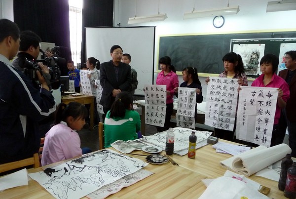 北京書協(xié)理事莊培森為孩子們點(diǎn)評(píng)書法作品 一超攝