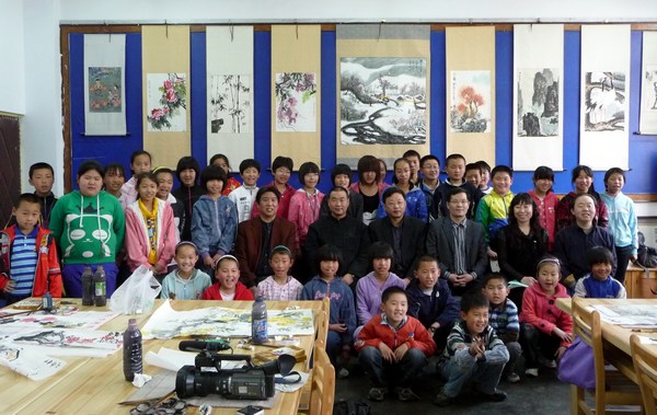 左五到左八為參加點(diǎn)評(píng)的慈善藝術(shù)家黃國建陳養(yǎng)群莊培森彭一超與孩子們合影