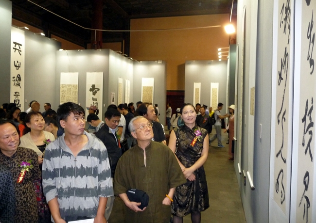 圖為觀眾在參觀展覽