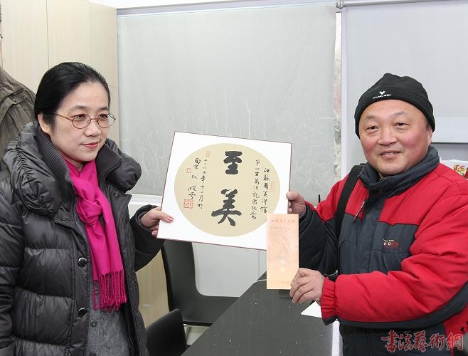 江蘇美術(shù)館第100萬(wàn)名觀眾喜獲孫曉云墨寶