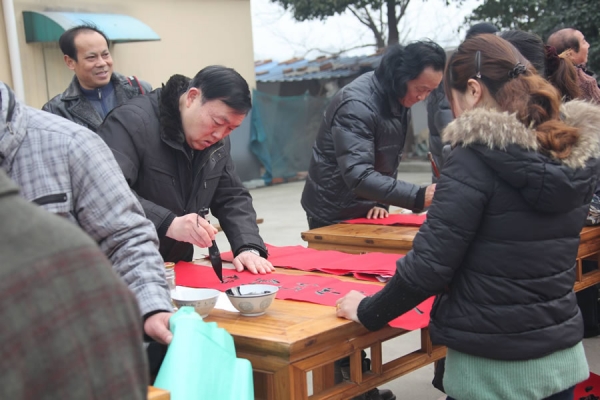 江蘇的春聯(lián)好熱鬧——省直書協(xié)分三路為農(nóng)民寫春聯(lián)