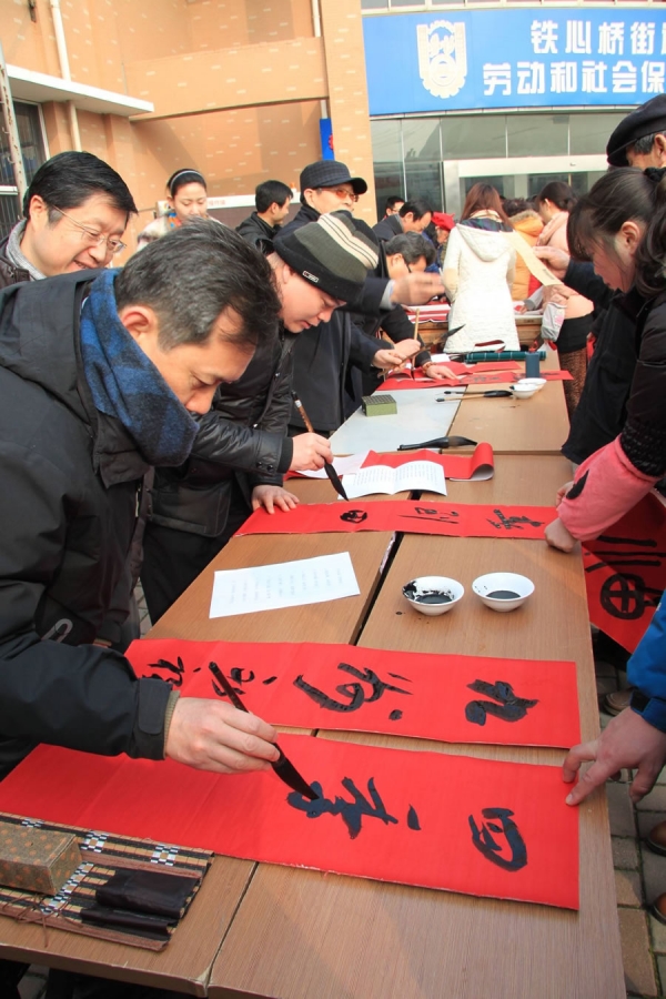 江蘇的春聯(lián)好熱鬧——省直書協(xié)分三路為農(nóng)民寫春聯(lián)