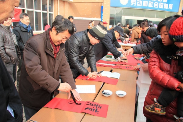 江蘇的春聯(lián)好熱鬧——省直書協(xié)分三路為農(nóng)民寫春聯(lián)