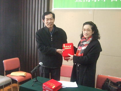 孫曉云為南京全國書法展獲獎(jiǎng)?wù)哳C獎(jiǎng)