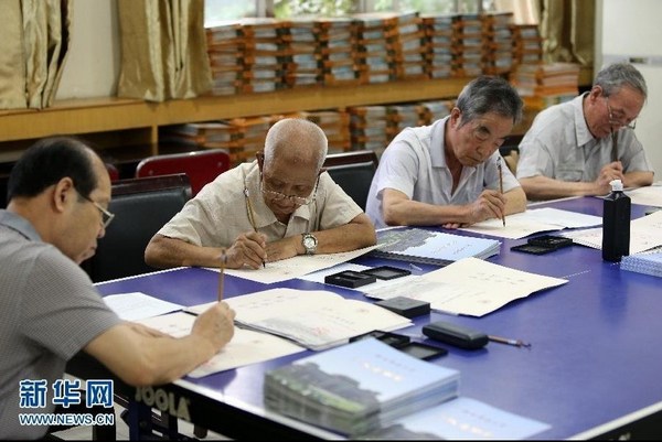 陜師大6位老教師毛筆填寫4570份錄取通知書