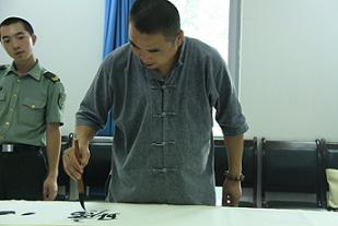 西安市書協(xié)開展“慶八一，書法進(jìn)軍營(yíng)”慰問活動(dòng)