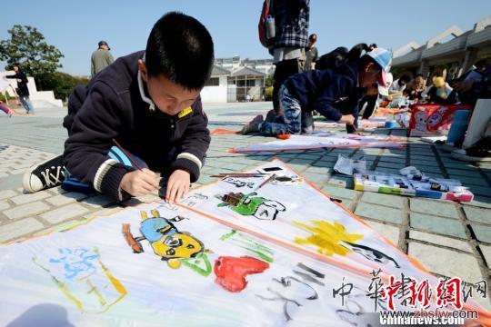 蘇州小朋友放飛手繪風(fēng)箏擁抱春天