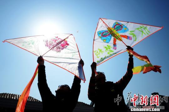 蘇州小朋友放飛手繪風(fēng)箏擁抱春天