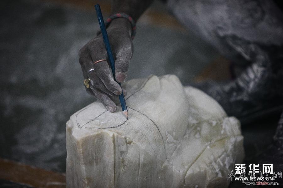 印度歷史古城瓦拉納西的石雕工坊 圖 (國際)(1)印度歷史古城瓦拉納西的石雕工坊