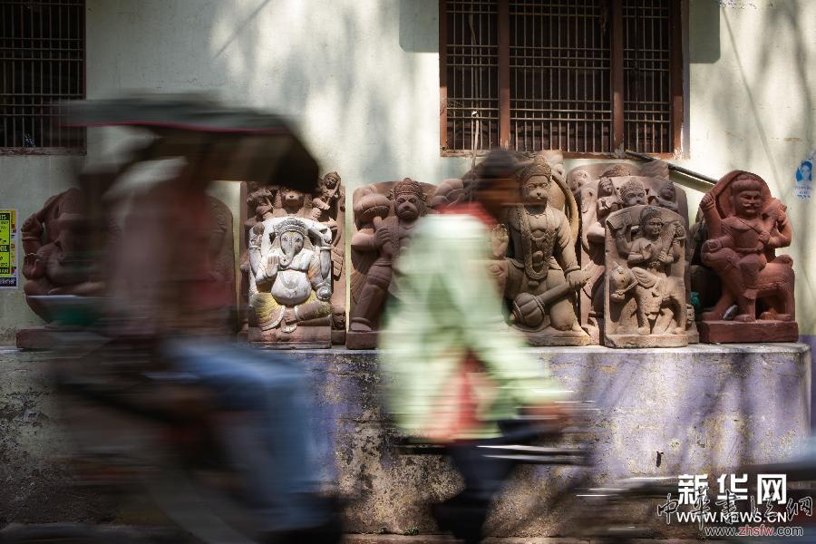 印度歷史古城瓦拉納西的石雕工坊 圖 (國(guó)際)(5)印度歷史古城瓦拉納西的石雕工坊