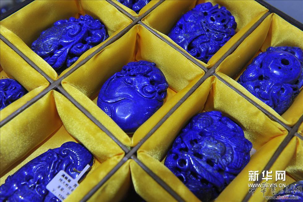     （1）這是在2014北京春季珠寶展一家參展商展臺上拍攝的“青金石雕刻件”（3月28日攝）。新華網(wǎng)圖片 魯鵬 攝