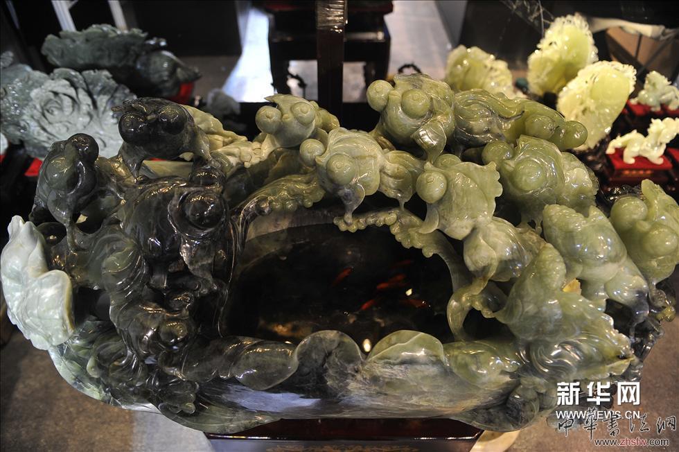     （3）這是在2014北京春季珠寶展一家參展商展臺上拍攝的大型玉雕作品“金玉滿堂”（3月28日攝）。新華網(wǎng)圖片 魯鵬 攝