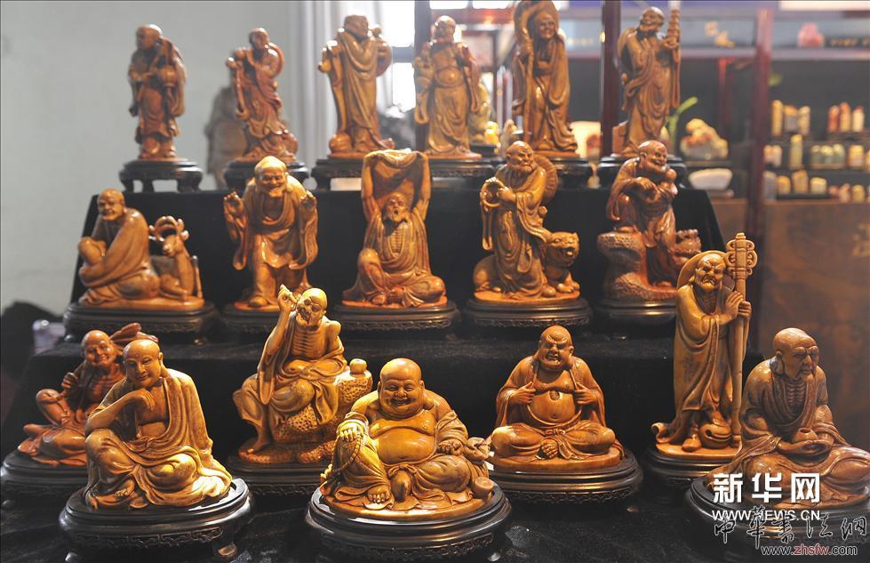     （5）這是在2014北京春季珠寶展一家參展商展臺(tái)上拍攝的壽山石雕刻作品“十八羅漢”（3月28日攝）。新華網(wǎng)圖片 魯鵬 攝