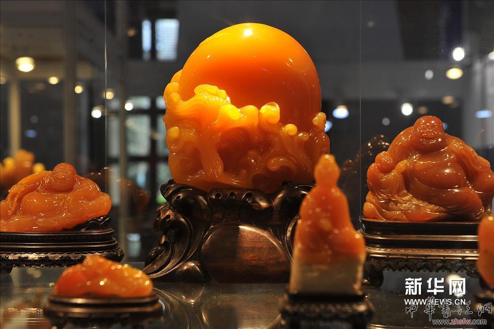     （6）這是在2014北京春季珠寶展一家參展商展臺上拍攝的“金田黃雕刻作品”（3月28日攝）。新華網(wǎng)圖片 魯鵬 攝