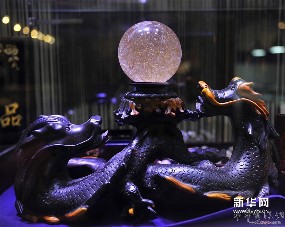     （7）這是在2014北京春季珠寶展一家參展商展臺上拍攝的“發(fā)晶球”（3月28日攝）。新華網(wǎng)圖片 魯鵬 攝