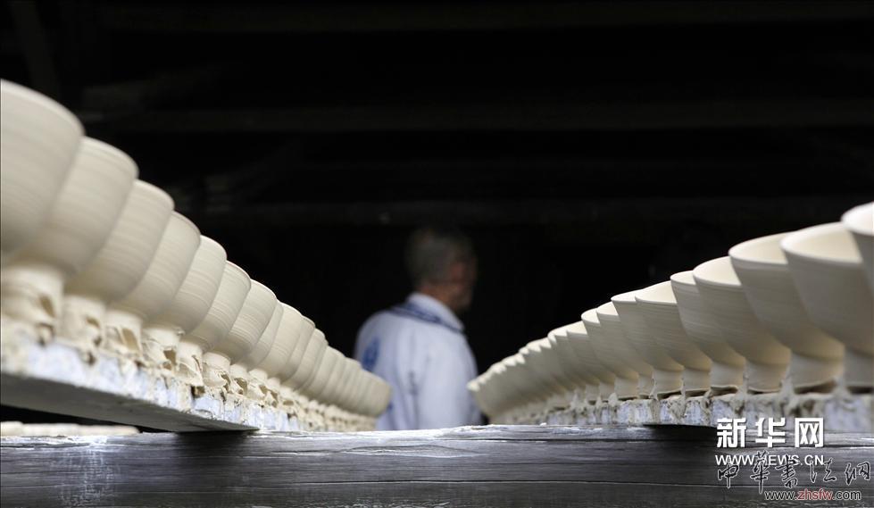     （2）3月27日在景德鎮(zhèn)古窯民俗展覽區(qū)古瓷生產(chǎn)制作區(qū)拍攝的晾曬的碗坯。新華網(wǎng)圖片 傅建斌 攝