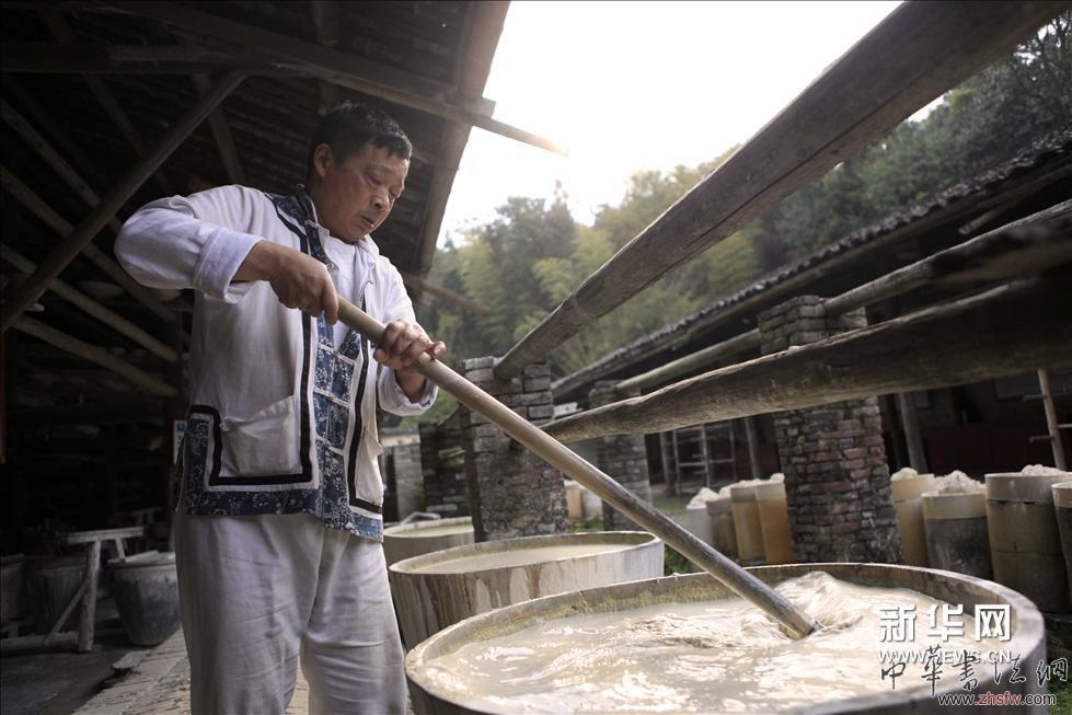     （3）3月27日，工匠在景德鎮(zhèn)古窯民俗博覽區(qū)古陶瓷制作坯房里掏泥。新華網(wǎng)圖片 傅建斌 攝