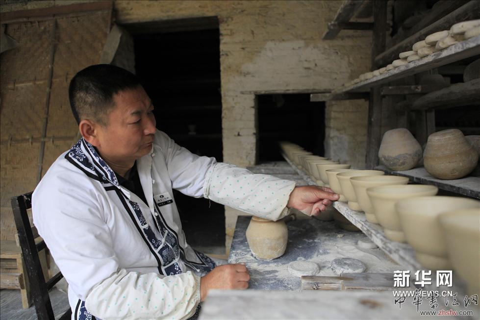     （4）3月27日，工匠在景德鎮(zhèn)古窯民俗博覽區(qū)古陶瓷制作坯房里利坯。新華網(wǎng)圖片 傅建斌 攝