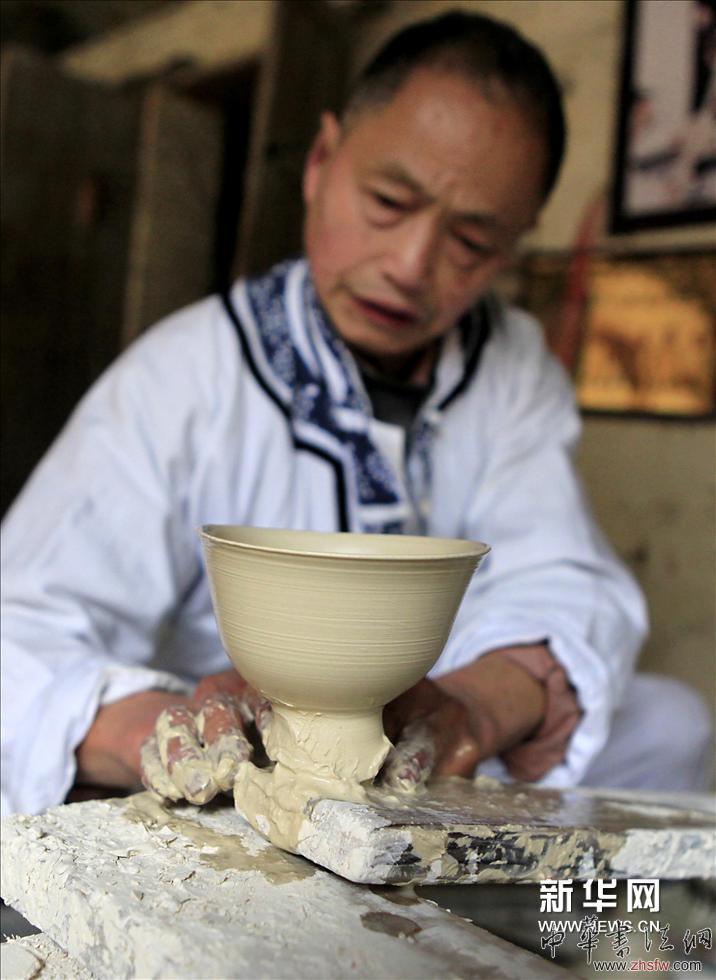    （6）3月27日，國家非遺傳承人王炎生在景德鎮(zhèn)古窯民俗博覽區(qū)古陶瓷制作坯房內(nèi)拉坯。新華網(wǎng)圖片 傅建斌 攝