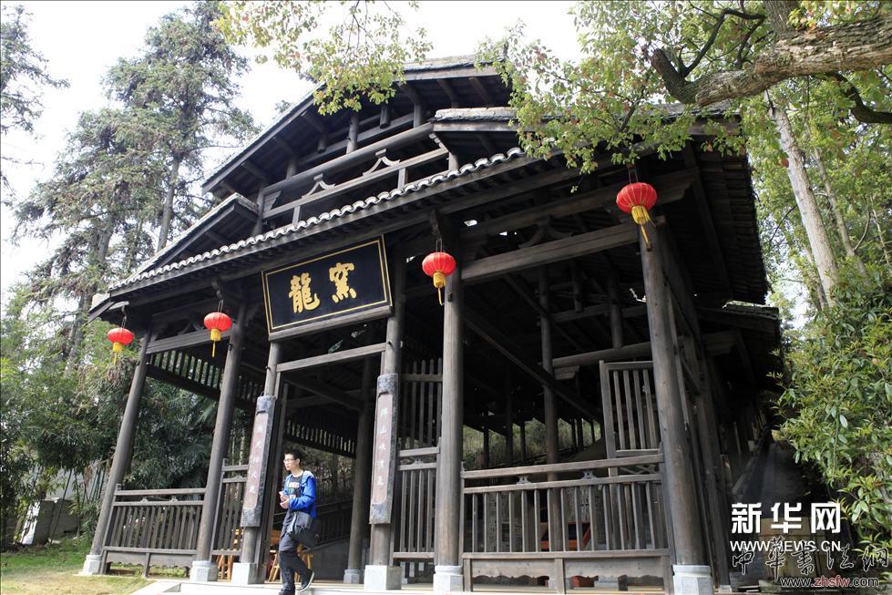     （8）3月27日，游客在景德鎮(zhèn)古窯民俗展覽區(qū)龍窯參觀。新華網圖片 傅建斌 攝