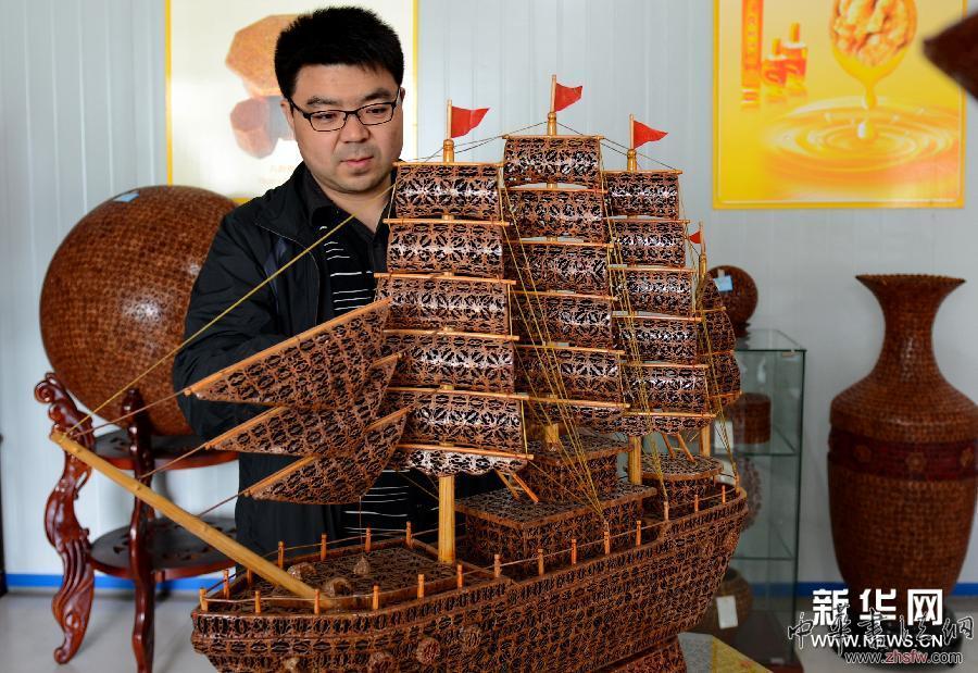 （社會(huì)）（1）大學(xué)生劉國(guó)輝：讓野核桃變身&ldquo;金核桃&rdquo;