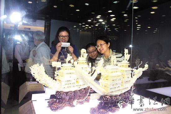 觀眾在欣賞牙雕作品文/圖 