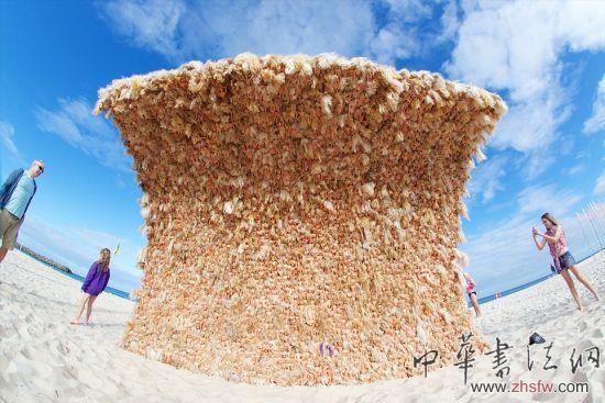 澳大利亞藝術(shù)家用3000多個(gè)芭比娃娃打造巨型海浪