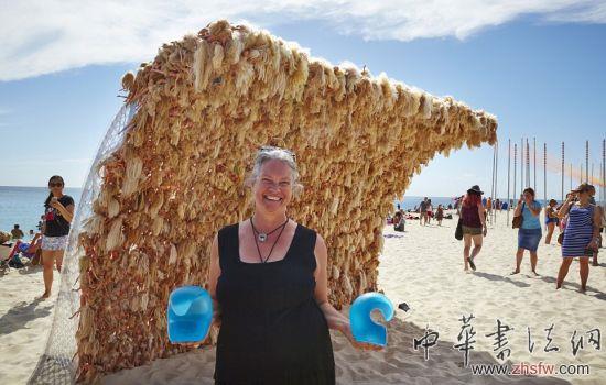 澳大利亞藝術(shù)家用3000多個(gè)芭比娃娃打造巨型海浪