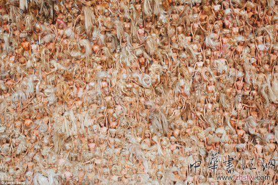 澳大利亞藝術(shù)家用3000多個(gè)芭比娃娃打造巨型海浪