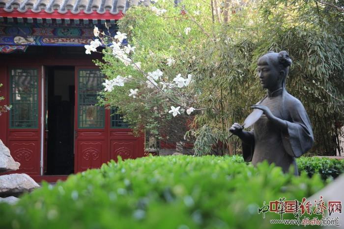 　　紀(jì)曉嵐故居的銅像與花