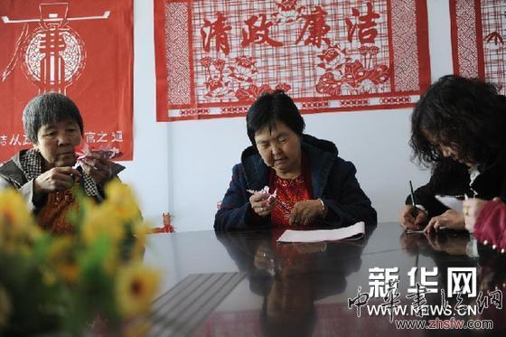 (社會(huì))(2)李環(huán)秀和她的剪紙講堂