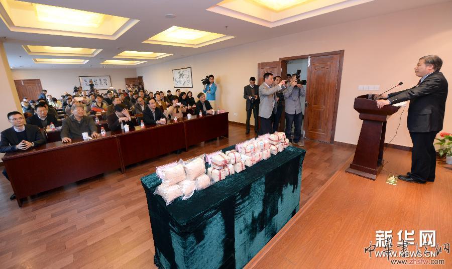 2014西湖龍井春茶拍賣會在杭州舉行 圖 (財經(jīng)專線)(1)2014西湖龍井春茶拍賣會在杭州舉行