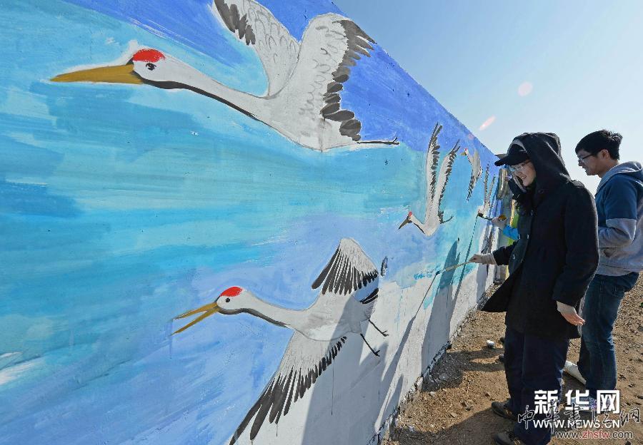 志愿者繪畫宣傳鳥類保護 圖 #(生態(tài))(1)志愿者繪畫宣傳鳥類保護