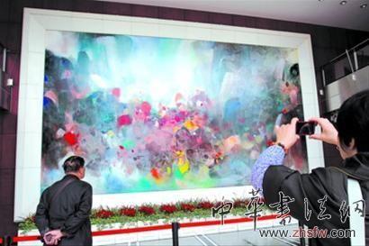 觀眾欣賞《復(fù)興的氣韻》（蔣迪雯 攝）