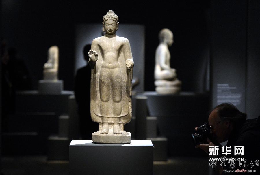 4月7日，一名攝影師在紐約大都會藝術(shù)博物館拍攝展出的東南亞印度佛教文物雕塑。
