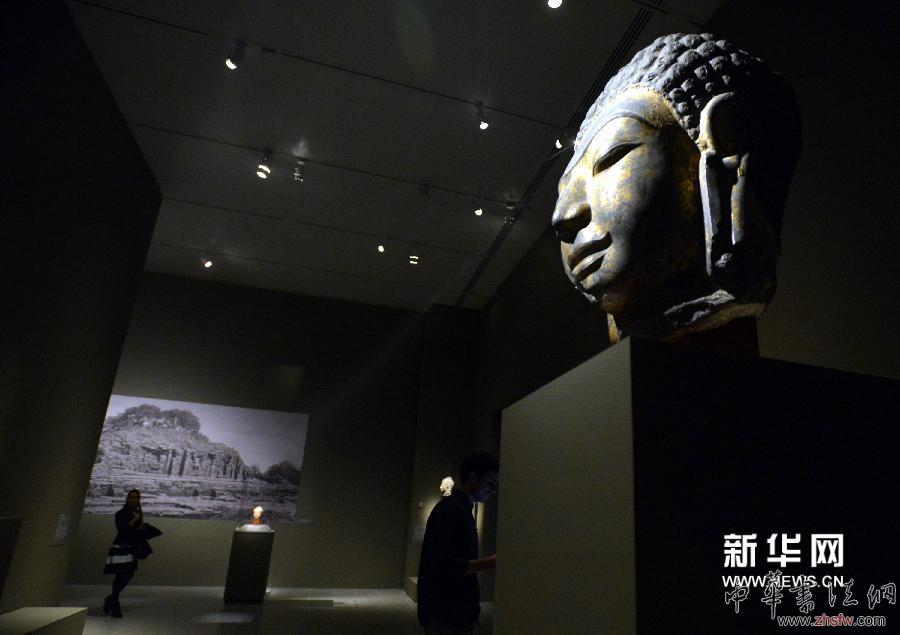 4月7日，觀眾在紐約大都會(huì)藝術(shù)博物館一座來自泰國的印度佛教文物佛頭雕塑，該文物建于公元7世紀(jì)。