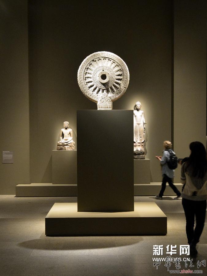 4月7日，觀眾在紐約大都會(huì)藝術(shù)博物館欣賞來(lái)自東南亞的印度佛教文物雕塑。