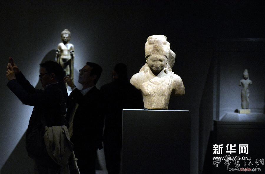 4月7日，觀眾在紐約大都會藝術(shù)博物館欣賞來自東南亞的印度佛教文物雕塑。