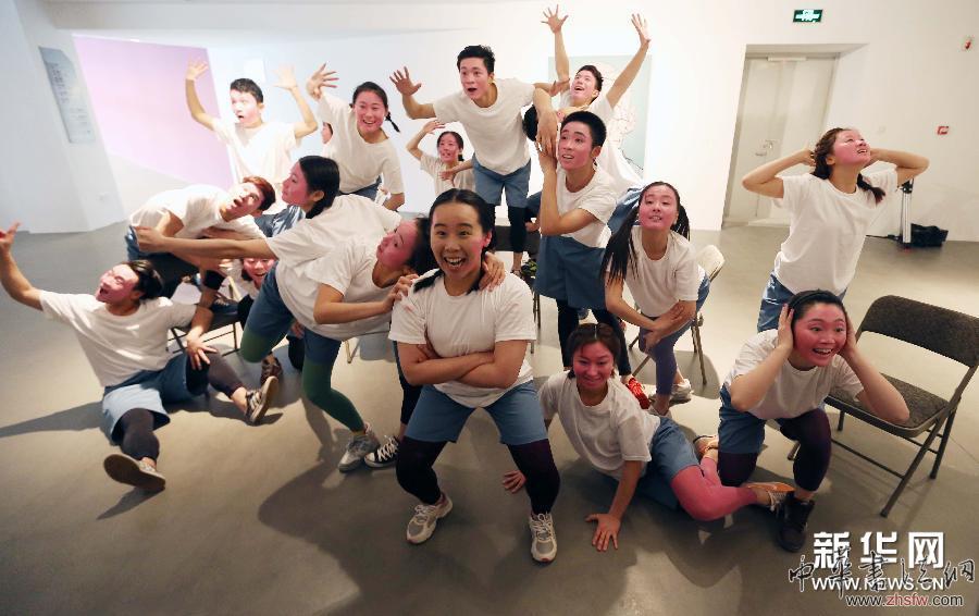 #（晚報(bào)）（1）現(xiàn)代舞演繹&ldquo;大臉畫&rdquo;