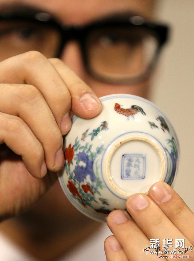 （新華直擊）香港蘇富比春拍：明成化斗彩雞缸杯刷新中國(guó)瓷器拍賣新紀(jì)錄