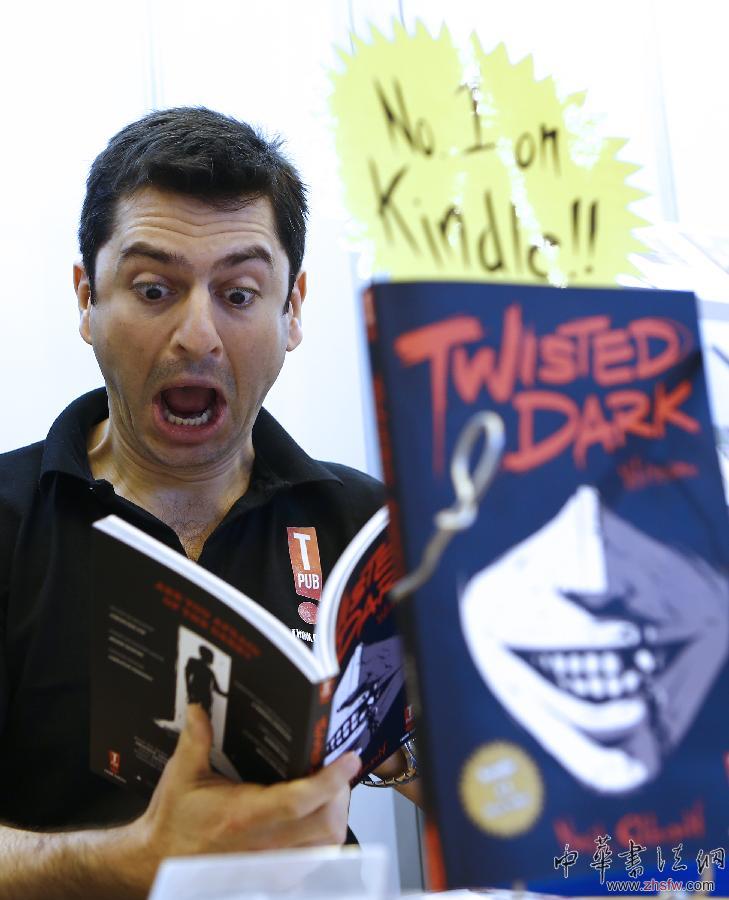 4月8日，在英國(guó)倫敦書展上，一位參展商在介紹書籍時(shí)做鬼臉。