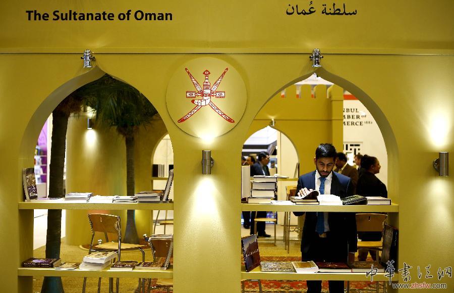 4月8日，在英國倫敦書展上，一位書商在翻看書籍。