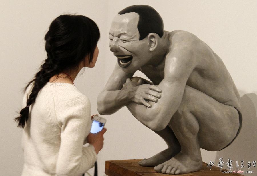 4月8日，觀眾在南京藝術(shù)學院美術(shù)館欣賞岳敏君的大臉畫雕塑作品。（董金林 攝） 