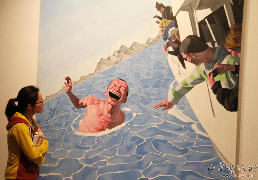4月8日，觀眾在南京藝術學院美術館欣賞岳敏君的大臉畫《旁觀者》。（董金林 攝） 