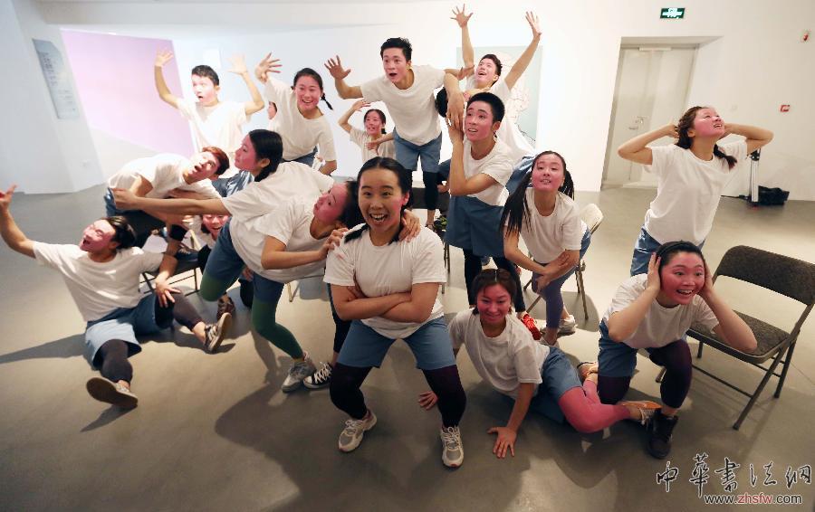 4月8日，南京藝術(shù)學(xué)院環(huán)境編舞專業(yè)的師生們?cè)凇按竽槷嫛烂艟伦髡埂鄙蠟橛^眾表演“身體的笑容——紅臉人的故事”現(xiàn)代舞。