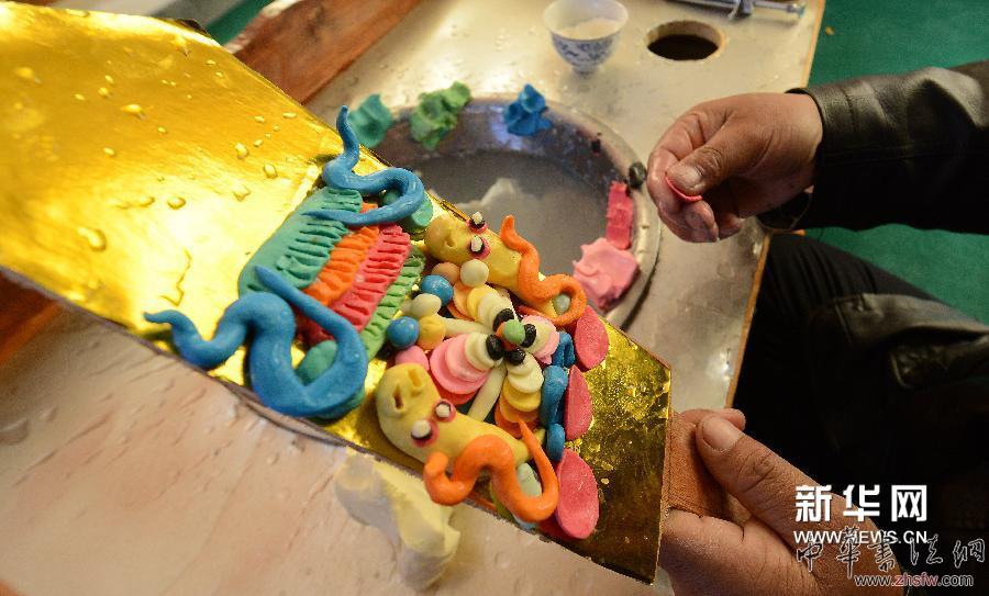 西藏日喀則地區(qū)仁布縣康雄鄉(xiāng)的藝人在制作酥油花（3月27日攝）。