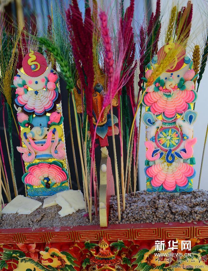 酥油花插在“切瑪”上（3月27日攝）。